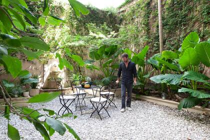 En su patio de planta baja, el fotógrafo Ezequiel Rohr logró un espacio fresco y acogedor.