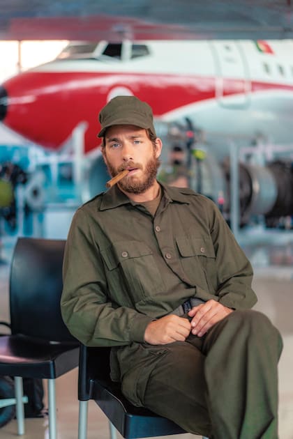 En su personaje de René Vallejo –que fue médico personal de Fidel Castro– para la serie Cuba Libre, rodada entre España y Portugal. “Es una historia verídica, basada en la vida de Annie Silva País”