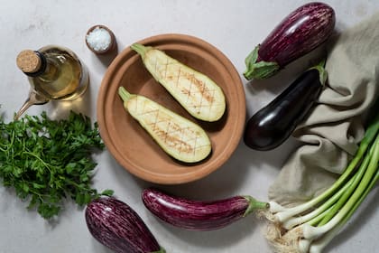 En su piel la berenjena tiene antocianinas (flavonoides), pigmentos que le confieren su color oscuro