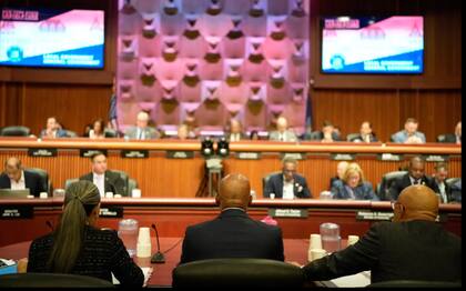 En su presentación en Albany, Adams destacó que la ciudad destinó más de US$6900 millones en los últimos años para atender a los migrantes