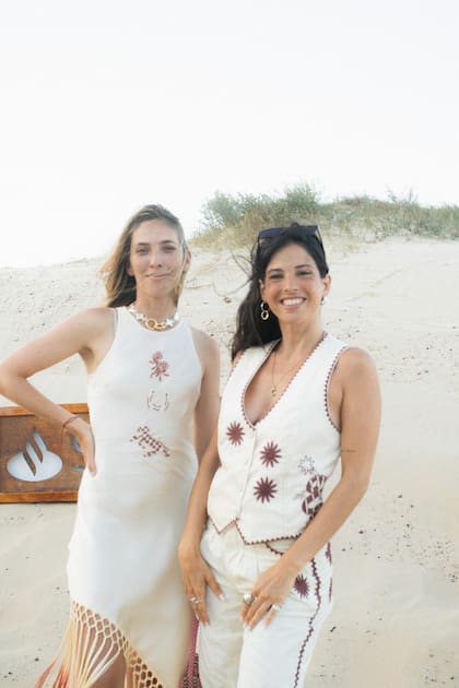 En su presentación en José Ignacio, Anushka Elliot, junto a Cande Molfese
