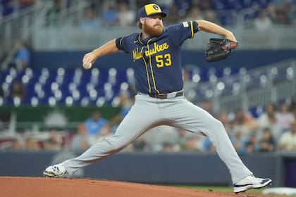 En su primer apertura desde 2023, Woodruff ayuda a los Cerveceros a vencer 3-1 a Marlins