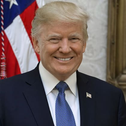 En su primer retrato oficial como presidente, Donald Trump aparece con una amplia sonrisa, en marcado contraste con su imagen más desafiante de 2024.