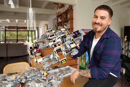 En su primer viaje a Europa como conductor de Resto del mundo –“un trabajo soñado”–, se compró el kit de bloques de una nave de la saga de Star Wars, que está armando en la mesa de su comedor. Detrás, la enorme consola de un juego de Nintendo y su sala de ensayo, donde toca la batería.