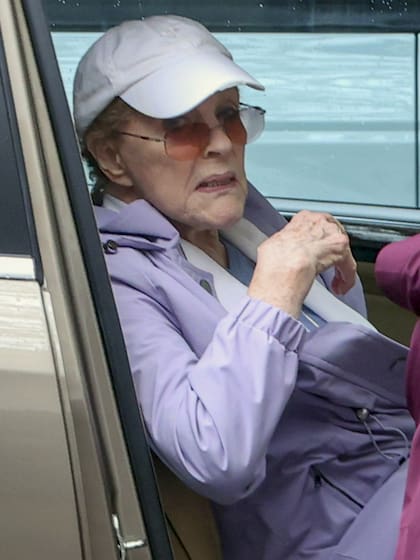 En su primera aparición pública en meses, la actriz lució una campera lila, una gorra de béisbol y gafas de sol