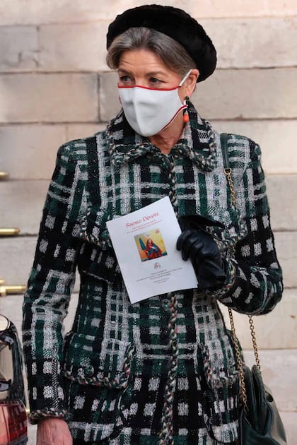 En su primera aparición pública tras cumplir 65, Carolina llevó un tapado Chanel, que complementó con cartera Miu Miu, guantes de cuero y pendientes rojos.
