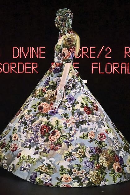 En su primera colección para Valentino, Alessandro Michele reveló su visión de la alta costura para la marca: excesos, tecnología y mucho arte. El desfile se realizó en el neoclásico Palais Brongniart, el edificio que fue la sede de la Bolsa de París, y el negro absoluto de la escenografía contrastó con las prendas y las pantallas.