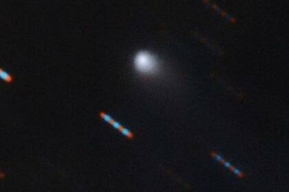En su primera foto, el nuevo visitante interestelar muestra su cola de cometa. Las imágenes rojas y azules corresponden a estrellas de fondo que aparecen distorsionadas por el movimiento del cometa