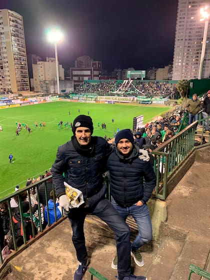 En su querida cancha de Ferro con David Gutiérrez, ex compañero en ESPN.