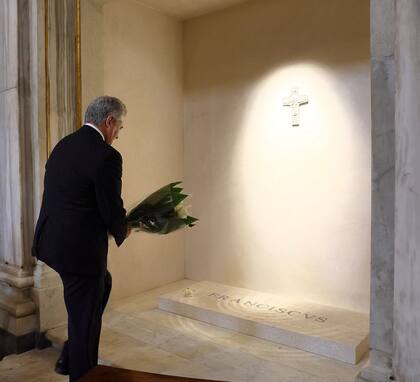 En su reciente visita a Roma, el canciller Pablo Quirno visitó la tumba del papa Francisco