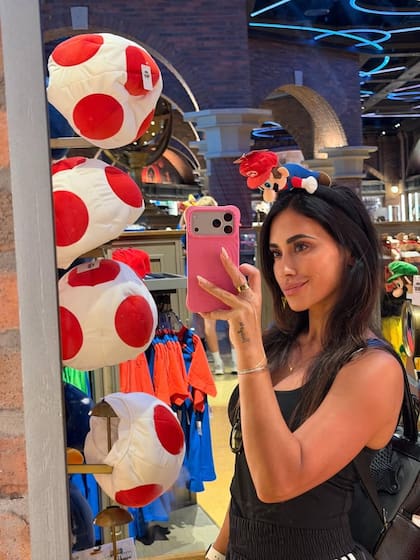 En su recorrida, la rosarina aprovechó para comprar merchandising alusivo a Mario Bros, como una vincha con la figura del icónico personaje