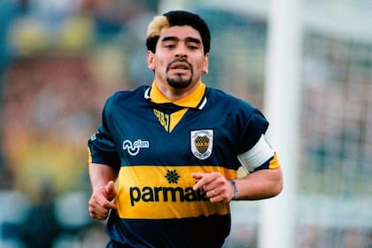 En su regreso a Boca, Diego Armando Maradona utilizó en 1995 una camiseta con un escudo no oficial alegórico a los 90 años de la institución