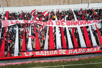 En su regreso al estadio donde históricamente hizo de local, Barracas Central contó con la presencia con su barra, que en su momento fue liderada por el propio Chiqui Tapia