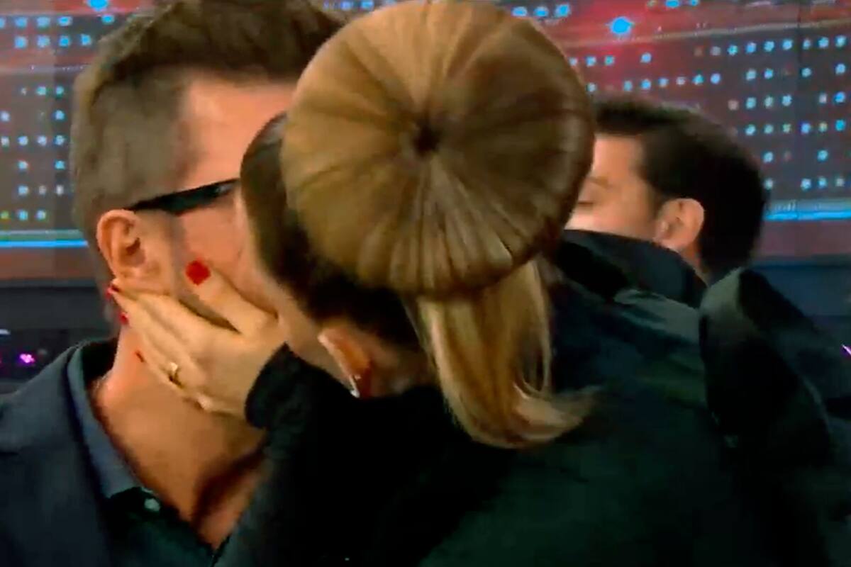 En su regreso de al jurado de La Academia en reemplazo de Pampita Ardohain, Guilleermina Valdés saludó con un efusivo beso a su marido Marcelo Tinelli
