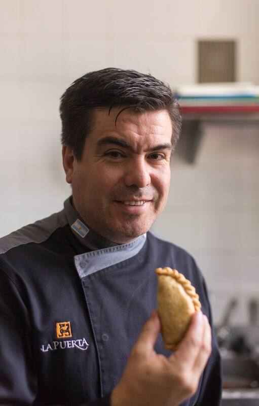 En su restaurante Orígenes, abierto en 2012, propone cocina de autor, con una carta 100% basada en productos regionales. La empanada riojana es uno de sus clásicos.