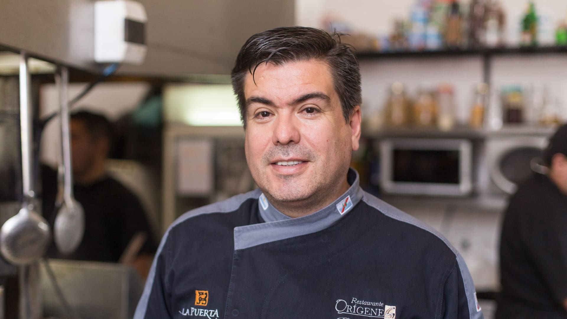 En su restaurante Orígenes, abierto en 2012, propone cocina de autor, con una carta 100% basada en productos regionales. La empanada riojana es uno de sus clásicos.