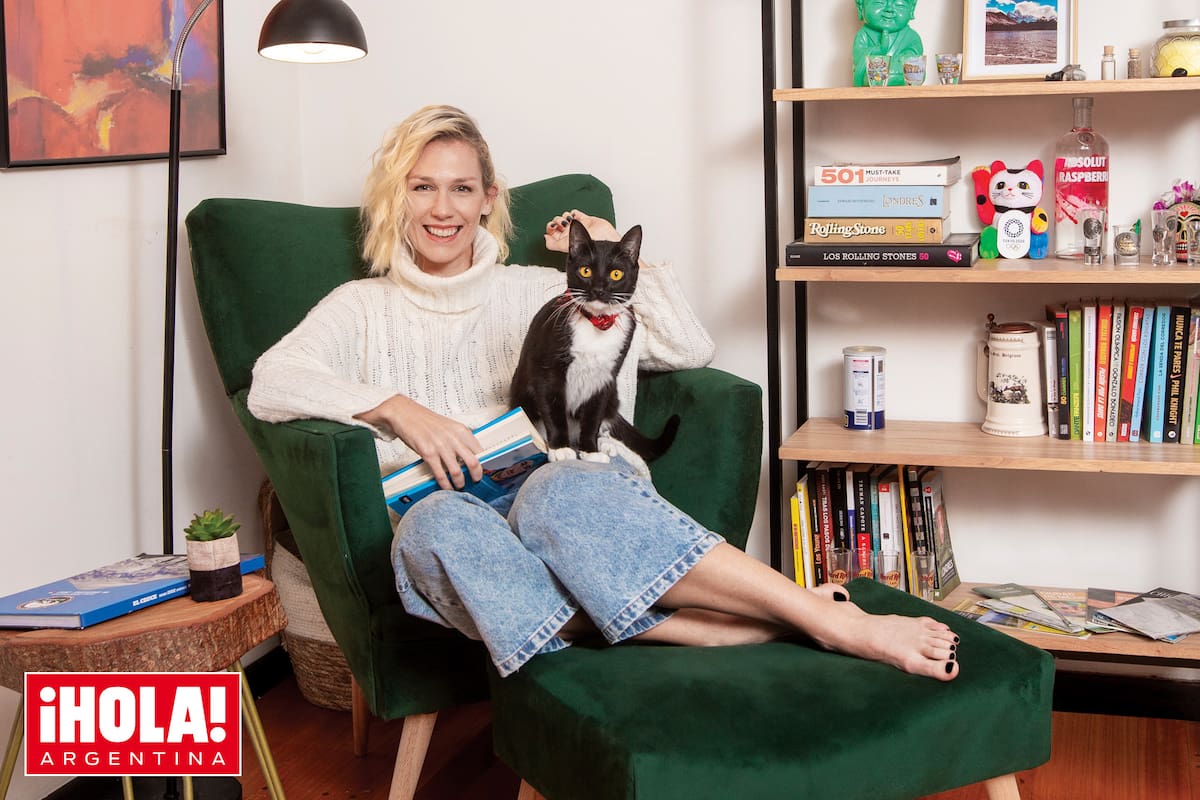 En su rincón de lectura, Catalina posa con uno de sus gatos llamado Chori, mientras lee Nada es imposible, de Kilian Jornet, uno de sus grandes referentes como atleta de montaña de primer nivel.