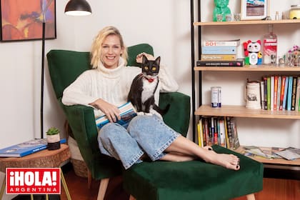 En su rincón de lectura, Catalina posa con uno de sus gatos llamado Chori, mientras lee Nada es imposible, de Kilian Jornet, uno de sus grandes referentes como atleta de montaña de primer nivel.