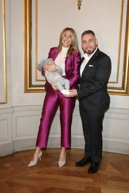 En su rol como Primera Dama porteña y embajadora de Distrito Buenos Aires Fashion & Arts, María Belén Ludueña le dedicó unas palabras de admiración al diseñador Gustavo Cadile. Asistió junto a su hijo Vito Macri, hijo del jefe de Gobierno porteño Jorge Macri, en lo que fue su primera salida en público