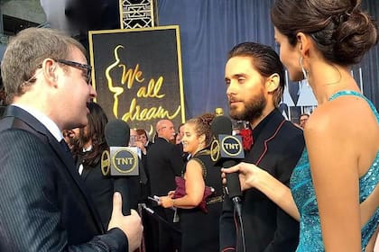 En su rol de cronista, entrevistando a Jared Leto