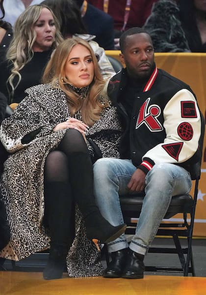 En su salida con Paul, Adele lució un tapado de estampa animal, que acompañó con botas Manolo Blahnik.