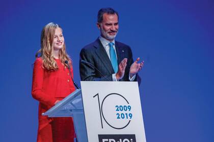 En su segundo discurso, que tuvo lugar en la
décima edición de los Premios Princesa de Girona, la
princesa compartió escenario con su padre y sorprendió a
todos con su fluidez en inglés, árabe y catálan