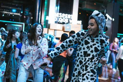 En su sexta edición, el evento Pijama Party reunió a todos aquellos que se animaron a empezar su jornada laboral en la discoteca del Palacio Alsina