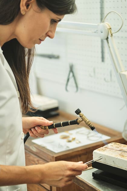 En su taller, la lógica del consumo rápido pierde todo sentido