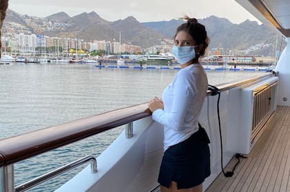En su trabajo como azafata de yate, a Florencia le dan dos meses libres, le pagan los pasajes de ida y vuelta a su tierra y un mes de vacaciones.