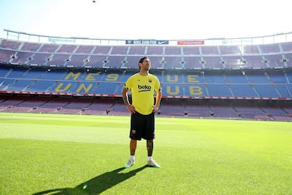 En su última entrevista hace seis meses, Lionel Messi había dicho que su intención era no irse nunca de Barcelona.