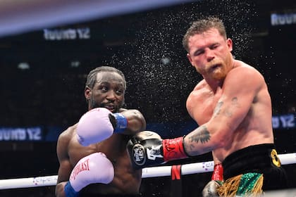 En su última pelea, Terence Crawford venció claramente al mexicano Saúl "Canelo" Álvarez