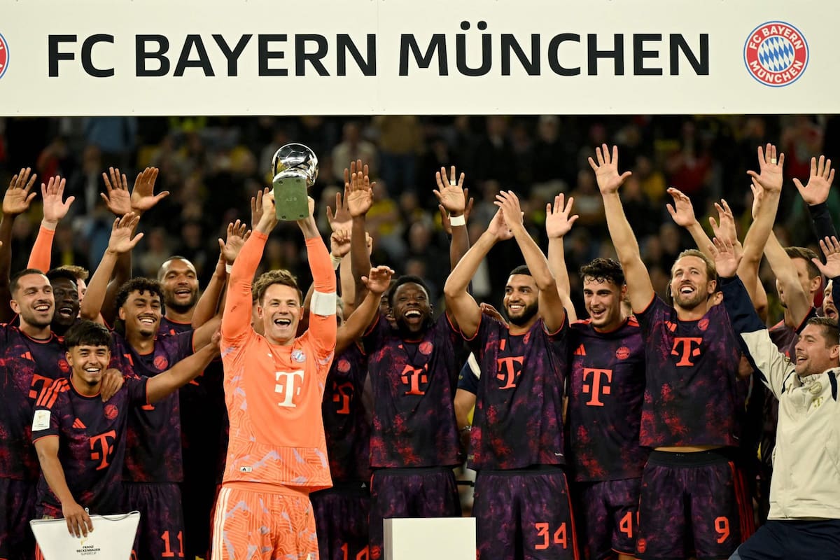 En su última temporada como futbolista profesional, según anunció públicamente, el arquero Manuel Neuer levanta la Supercopa alemana como capitán de Bayern.