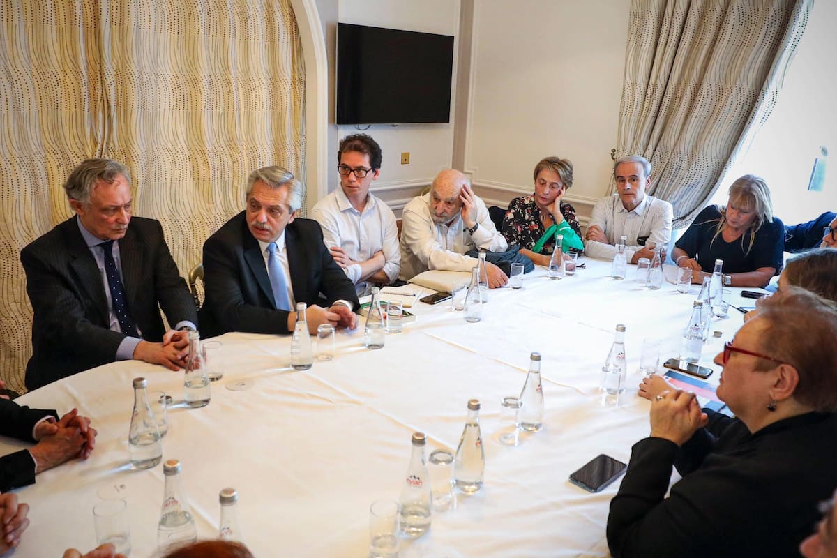 En su último día de gira, el Presidente se reunió con organismos de derechos humanos de Francia