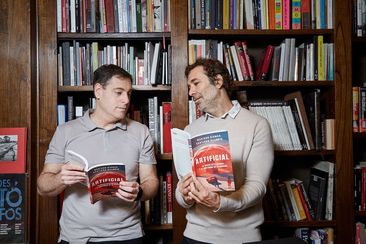 En su último libro, "Artificial: la nueva inteligencia y el contorno de lo humano", Santiago Bilinkis y Mariano Sigman exponen ideas, preguntas y herramientas para aproximarnos a la inteligencia artificial