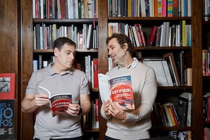 En su último libro, "Artificial: la nueva inteligencia y el contorno de lo humano", Santiago Bilinkis y Mariano Sigman exponen ideas, preguntas y herramientas para aproximarnos a la inteligencia artificial