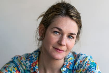 En su último libro, la filósofa explora la fascinación por el propio reflejo, el deseo de ser visto y la dificultad para cerrar vínculos más allá de la pantalla, sin abandonar la idea de felicidad