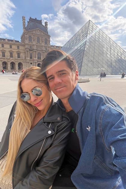 En su último viaje a París, con la icónica
Pirámide del Museo del Louvre como telón
de fondo. “Último viaje sin ser adultos
responsables”, escribió con humor el tenista en
sus redes