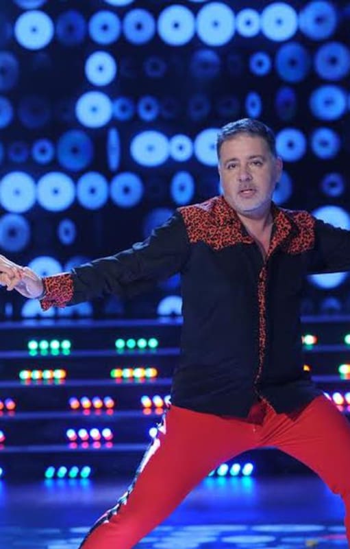 En su vertiginosa carrera como "celebridad", Fabián Doman brilló en la pista de Bailando por un sueño, en 2016. En su debut, llevó pantalones "chupines" colorados, una de las prendas que definen su look.