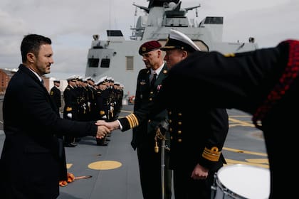 En su visita a Dinamarca, el ministro de Defensa, Luis Petri, recorrió la fragata local Niels Juel