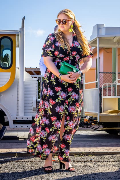 En su visita a Saint Marteen en abril pasado, lució un nuevo modelo floral de Diane Von Fürstenberg, cartera Le Bambino de Jacquemus, sandalias Gianvito Rossi y lentes de marco grande de Chimi.