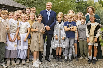 En su visita al Museumpark VONK de Eindhoven,
el rey Guillermo Alejandro posó junto a un
grupo de chicos tras recorrer el renovado
centro cultural