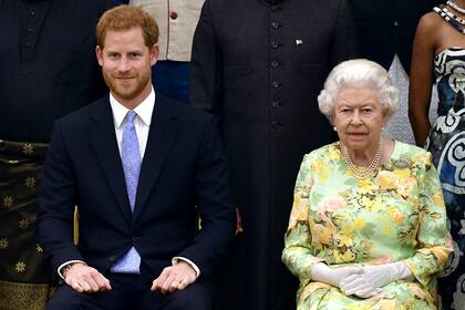 En su visita al Reino Unido Harry se reuniría con Isabel II, en un encuentro que se anticipa tenso