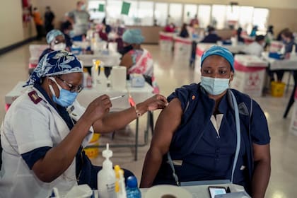 En Sudáfrica, los funcionarios de salud suspendieron el uso de la vacuna de Johnson & Johnson