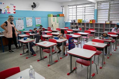 En Sudamérica, las escuelas intentar reabrir sus puertas pese al recelo de algunos padres y profesores