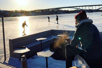 En Suecia, en diciembre los días son muy cortos y en el norte el sol ni siquiera sale; febrero suele ser más frío que diciembre, pero los días comienzan a alargarse con bastante claridad.