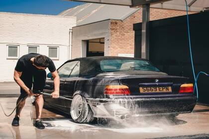 En Suiza lavar el auto en la casa equivale a una multa