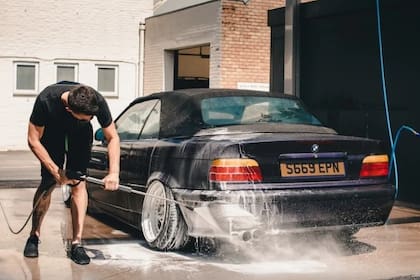 En Suiza lavar el auto en la casa equivale a una multa
