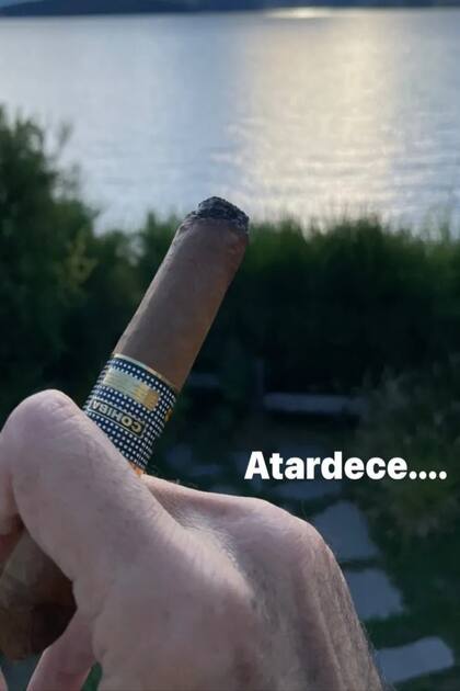 En sus Instagram Stories, Jorge Rial se mostró disfrutando de un habano frente al lago y navegando en una embarcación en un día de sol