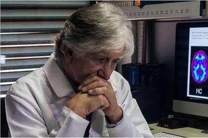 En sus investigaciones, Lopera encontró a personas que portan a la vez el gen causante de alzhéimer y el gen protector