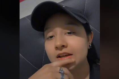 En sus jornadas laborales, la joven se ha encontrado con numerosos y curiosos objetos olvidados o perdidos